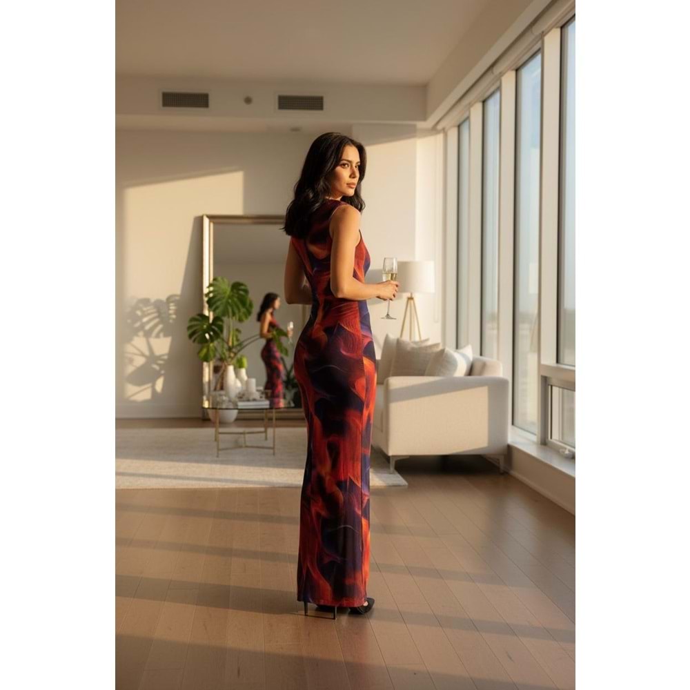 Vücudu Saran Renkli Uzun Elbise