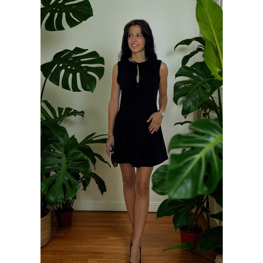 Önden Bağcıklı Siyah Kısa Elbise