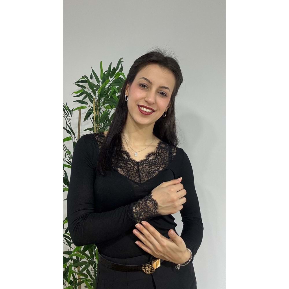 Siyah V Yaka Dantel Detaylı Bluz