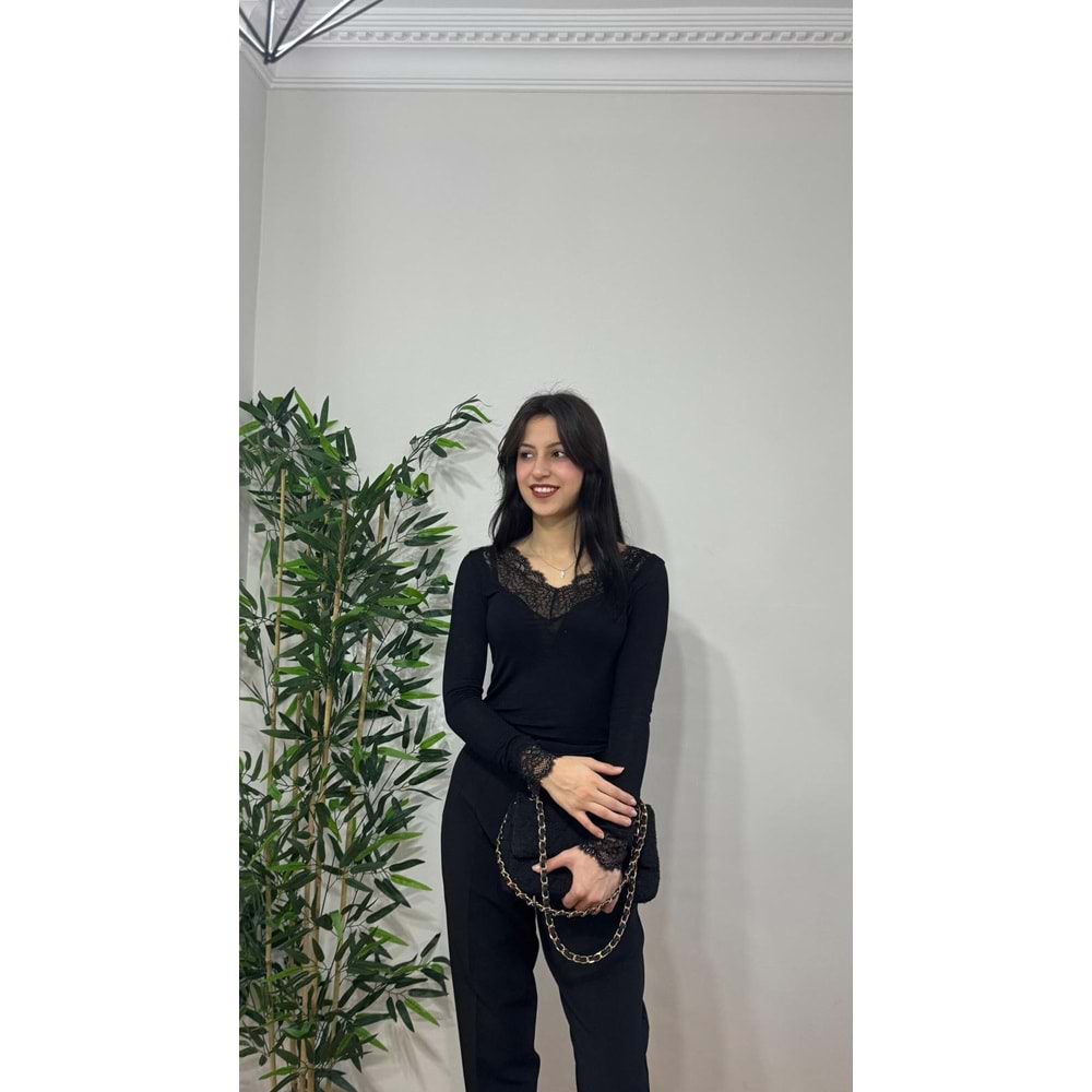 Siyah V Yaka Dantel Detaylı Bluz