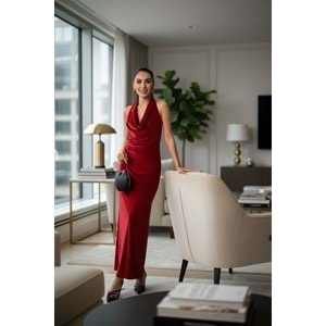 Kadife Kırmızı Sırt Dekolteli Davet Elbisesi