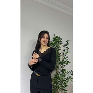 Siyah V Yaka Dantel Detaylı Bluz