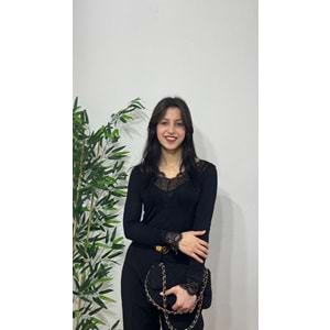 Siyah V Yaka Dantel Detaylı Bluz