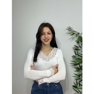 Beyaz V Yaka Dantel Detaylı Bluz