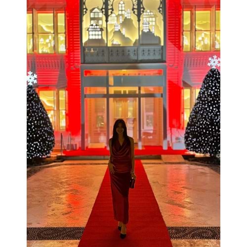 Kadife Kırmızı Sırt Dekolteli Davet Elbisesi