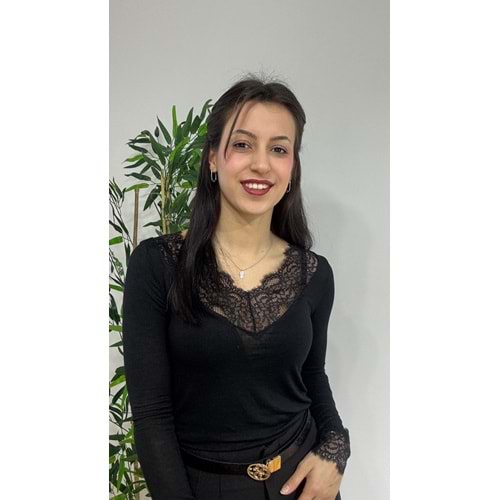 Siyah V Yaka Dantel Detaylı Bluz